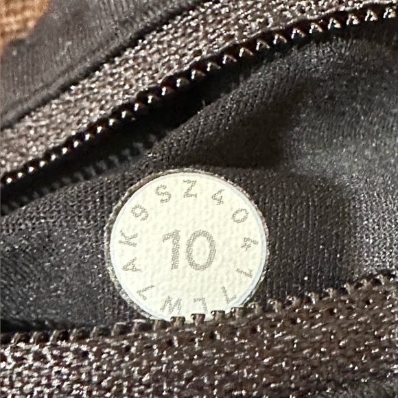 Lululemon Speed Up shorts - Picture 3 of 4